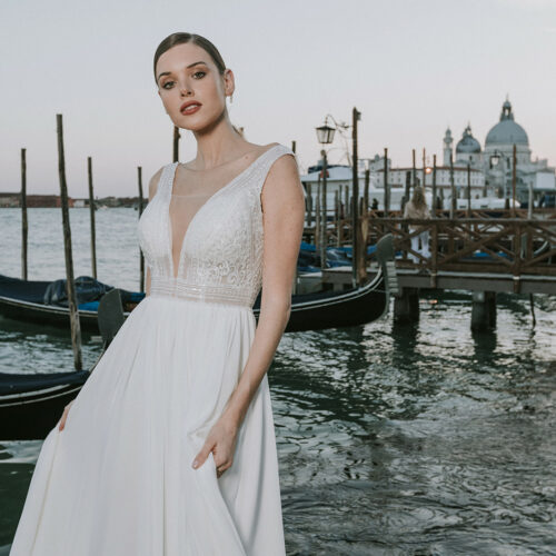 femme dans une robe de mariée princesse romantique à Venise